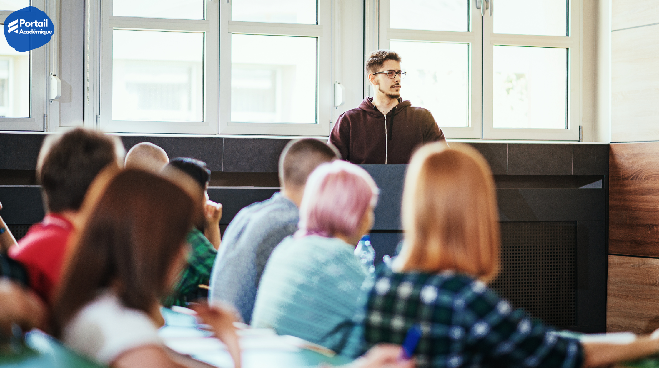 Etudiant qui fait sa présentation de soutenance orale